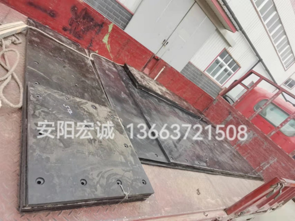 自卸車車底滑板發(fā)貨南寧，安陽(yáng)宏誠(chéng)自卸車車底滑板卸車沒煩惱！