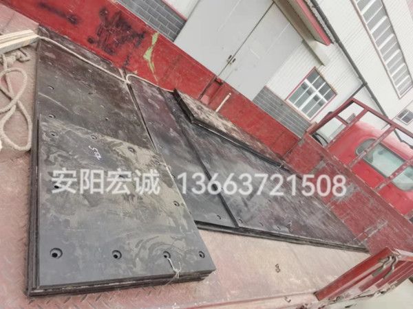 自卸車車底滑板發(fā)貨南寧，安陽宏誠自卸車車底滑板卸車沒煩惱！